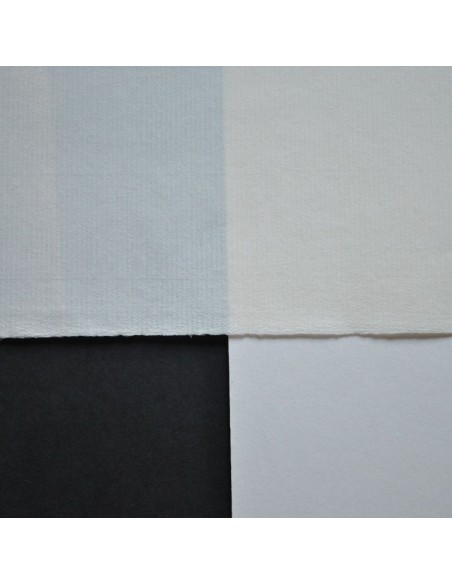 Papier ręcznie czerpany na białym i czarnym tle