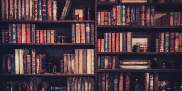 Jak ożywić regał z książkami w bibliotece i domu?